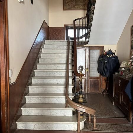 Monte escalier dans une maison ancienne - site belairautonomie.fr