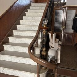 Monte escalier dans une maison ancienne - site belairautonomie.fr