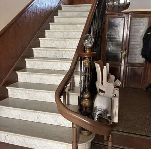 Monte escalier dans une maison ancienne - site belairautonomie.fr