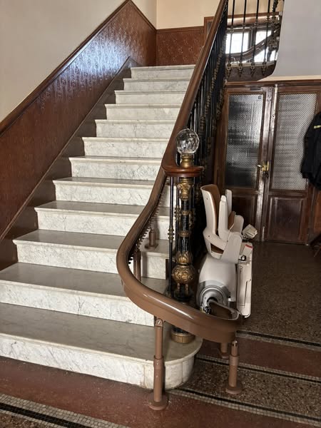 Monte escalier dans une maison ancienne - site belairautonomie.fr