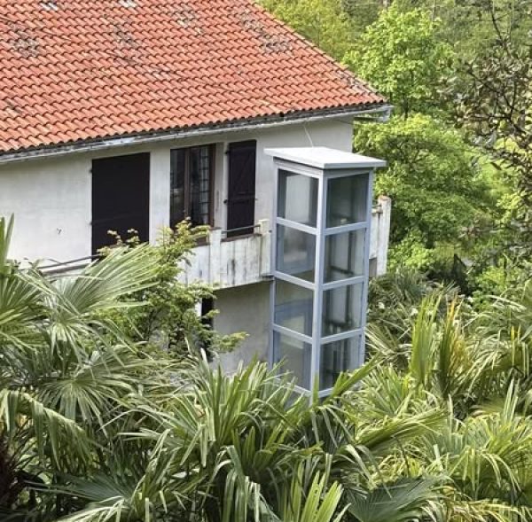 Ascenseur vitré sur 3 niveaux - site belairautonomie.fr