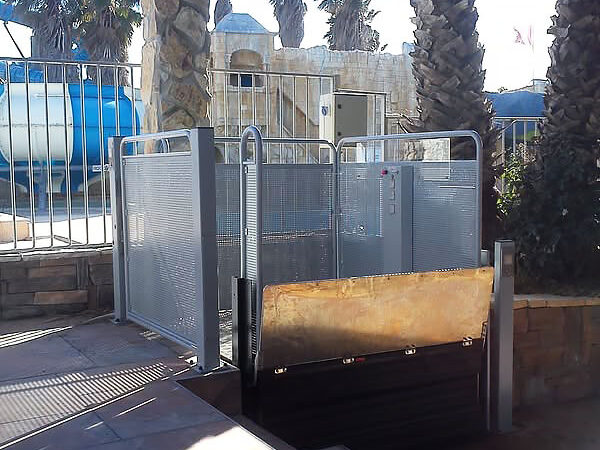 Plateforme élévatrice entrée parc aquatique - site belairautonomie.fr