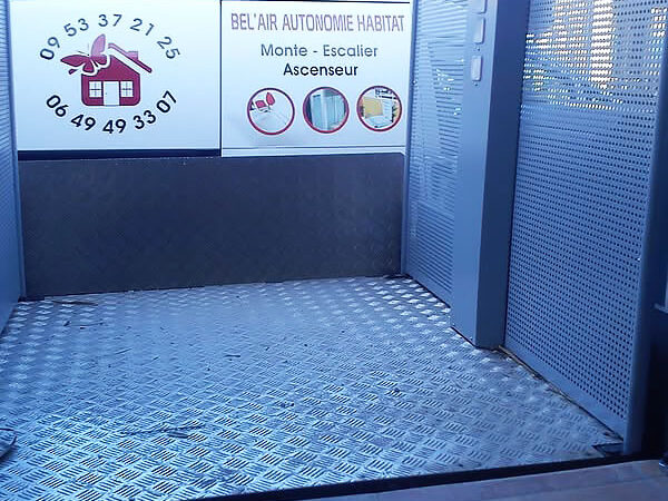 Plateforme élévatrice entrée parc aquatique - site belairautonomie.fr