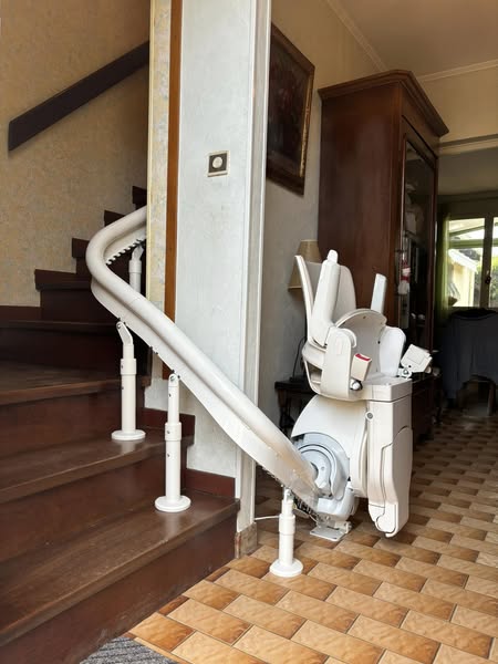 Monte escalier tournant intérieur - site belairautonomie.fr