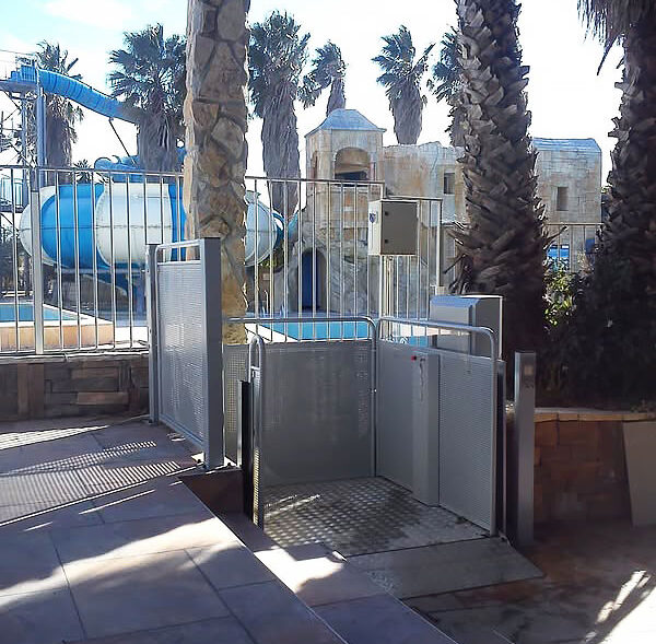 Plateforme élévatrice entrée parc aquatique - site belairautonomie.fr