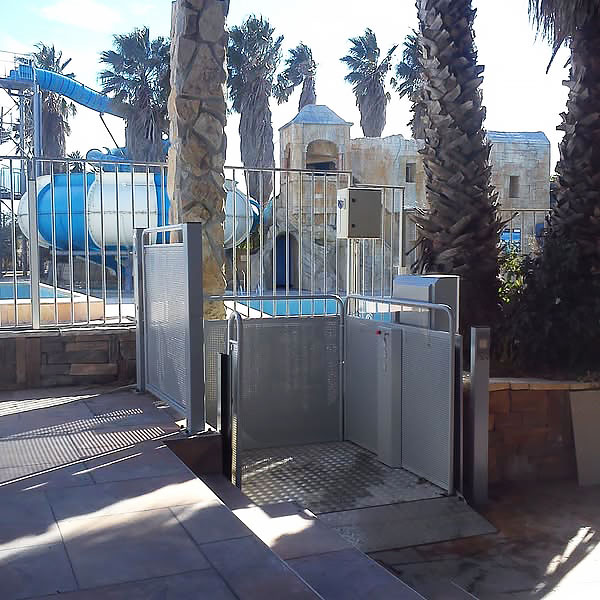 Plateforme élévatrice entrée parc aquatique - site belairautonomie.fr